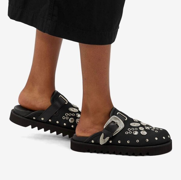 Mules en cuir cloutées