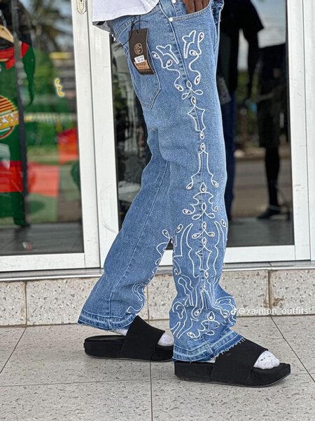 Jeans homme déchirés et brodés