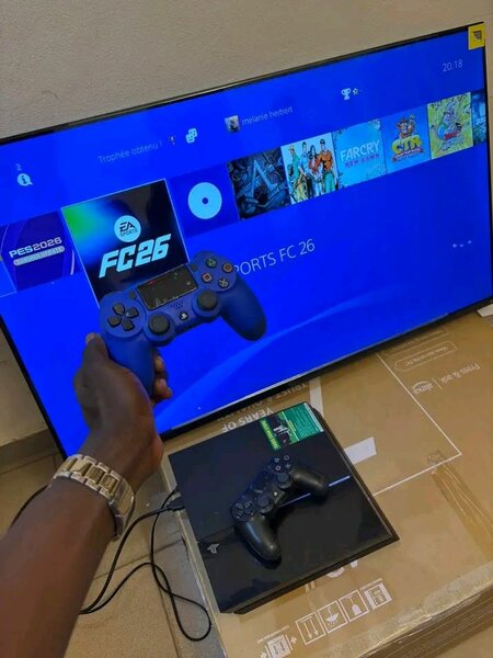 Console PS4 Slim avec manette noire