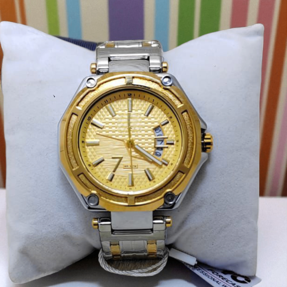 Montre dorée étanche élégante