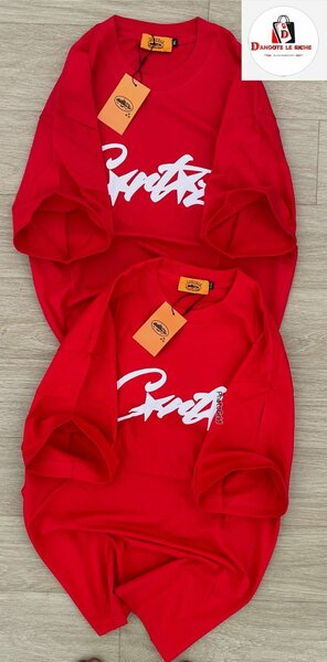 T-shirt rouge à logo stylisé