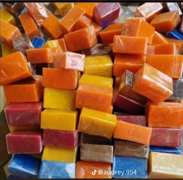 Savons parfumés colorés