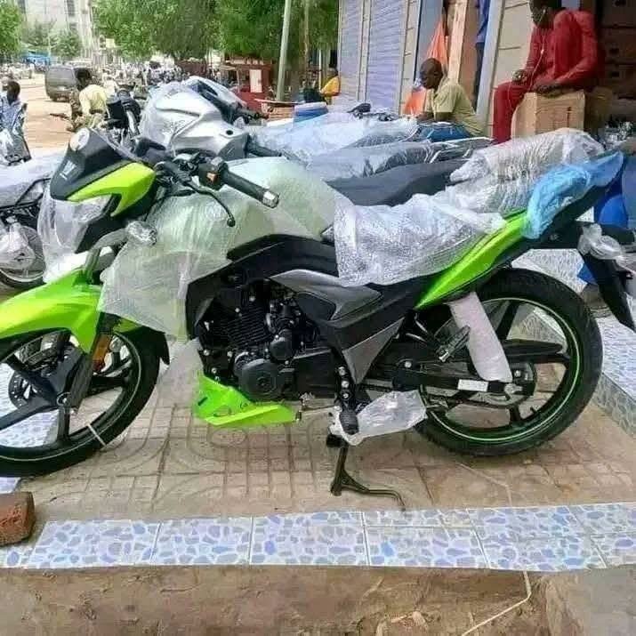 Moto Honda rouge et noir