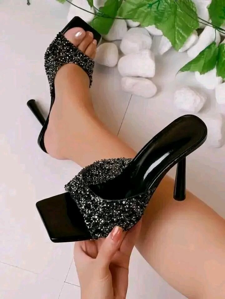 Sandales à talons ornées