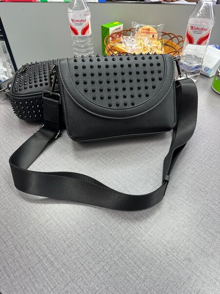 Sac bandoulière clouté