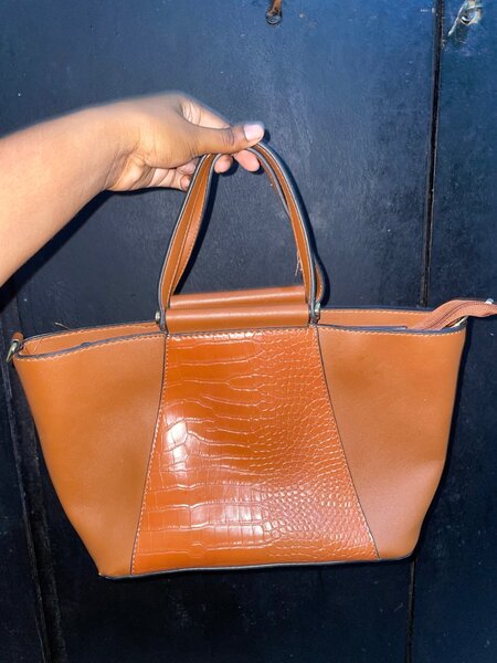 Sac à main en cuir texturé