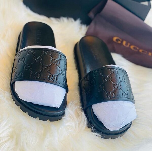 Claquettes en cuir noir élégantes