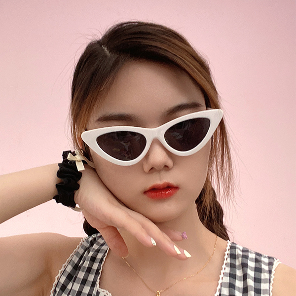 Cat eye sunglasses white