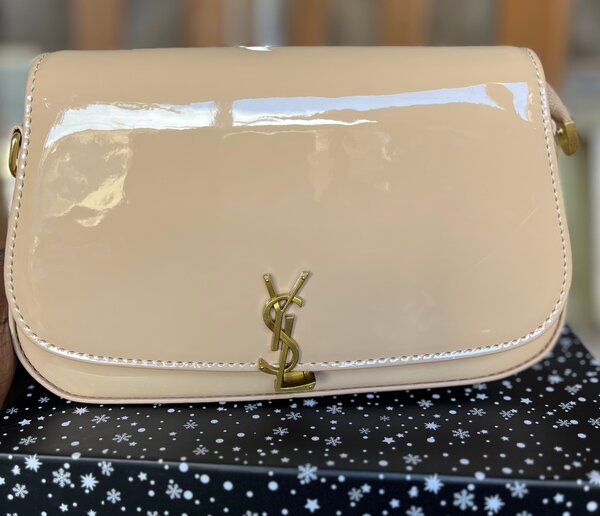 Sac à main en cuir verni élégant