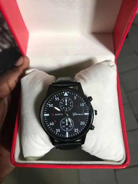 Montre en cuir de chez geneva