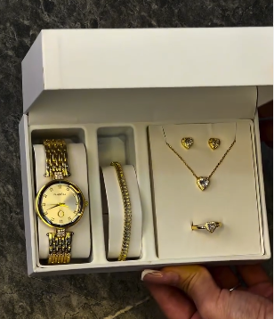 Комплект с наручными часами для женщин