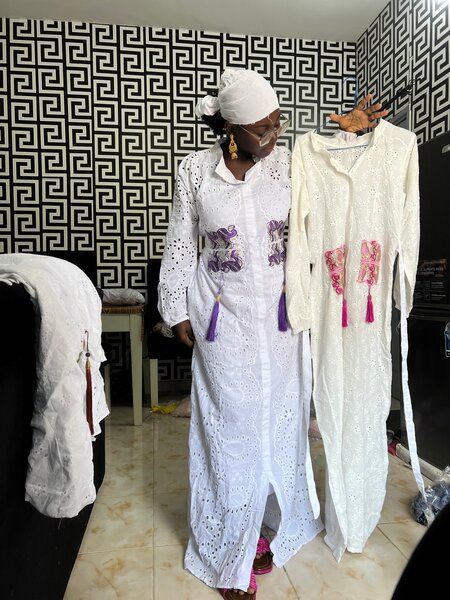 Robe Blanche Brodée Élégante