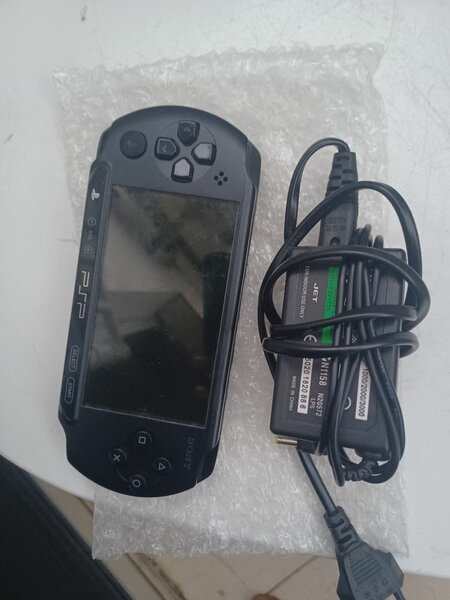 Console portable PSP avec chargeur