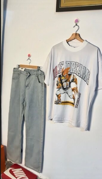 T-shirt et jeans pour hommes