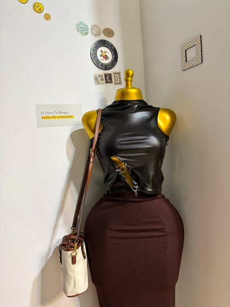 Top sans manches avec découpes