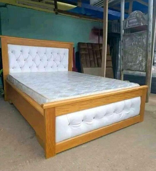 Lit en bois avec matelas et tête de lit capitonnée