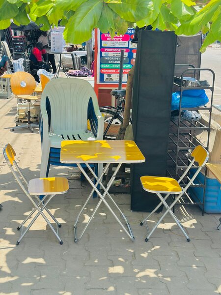 Table et chaises pliantes jaunes