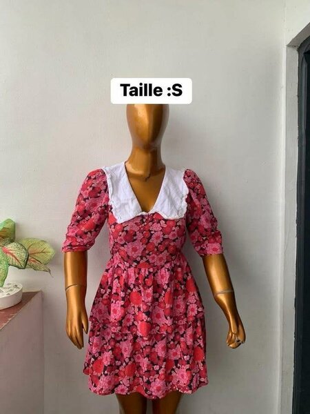 Robe florale avec col blanc