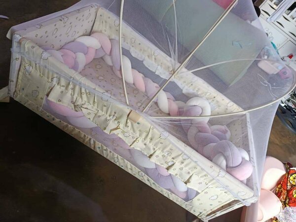 Lit bébé avec moustiquaire