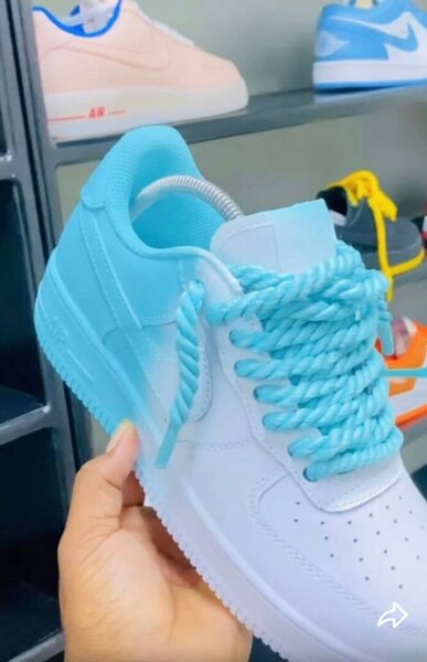 Chaussures Nike blanches et bleues