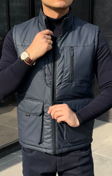 Безрукавка черная 