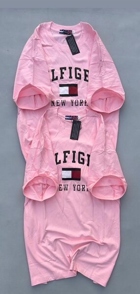 T-shirt rose avec motif stylé