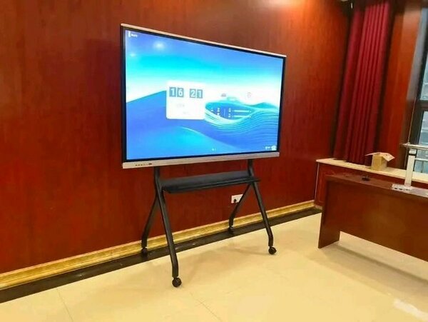 Téléviseur intelligent 4K sur support mobile