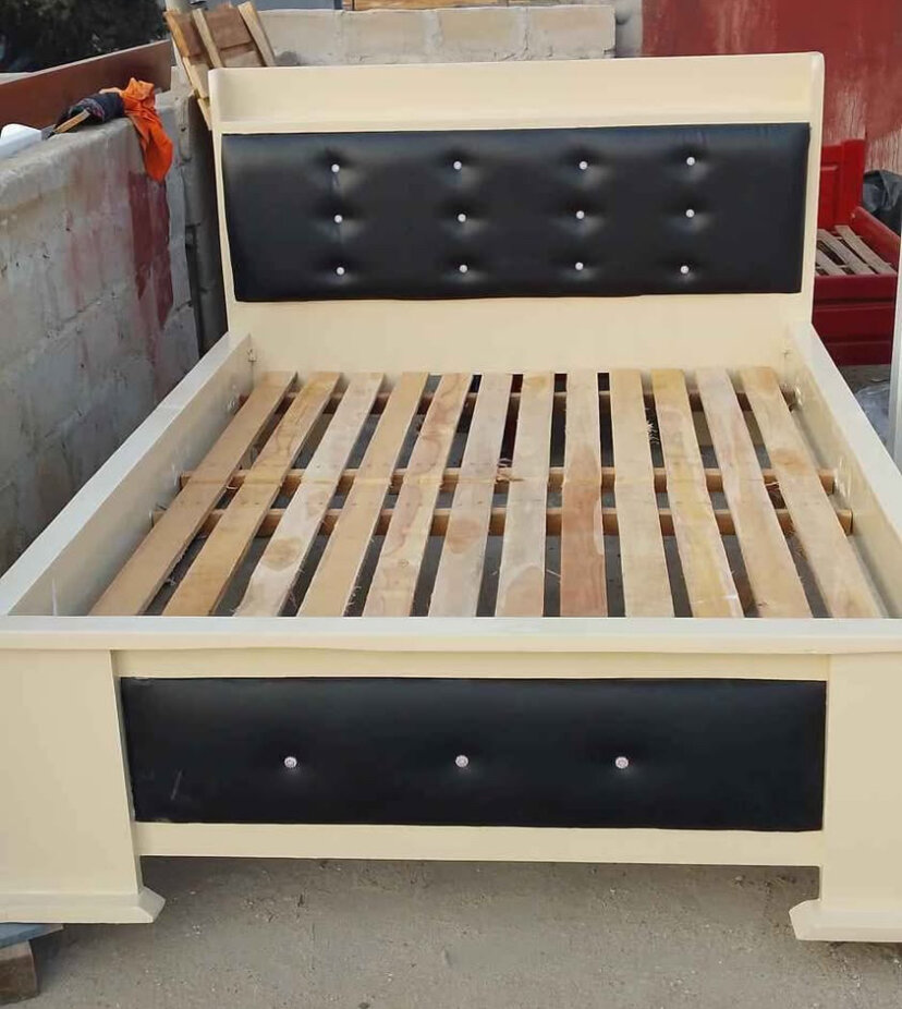 Lit en bois avec tête rembourrée