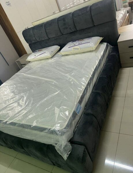 Lit double en velours moderne