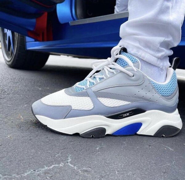 Paire de baskets Dior disponible