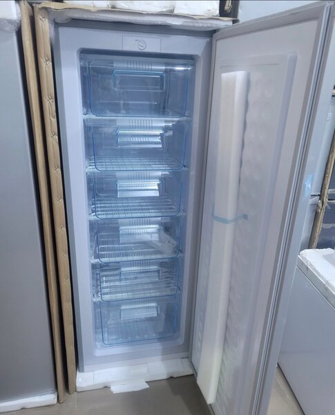 Congélateur vertical moderne