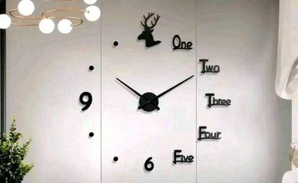 Horloge murale disponible dans un format plus grand d'un mètre vingt de diamètre, Horloge avec un élément décoratif d'un cerf