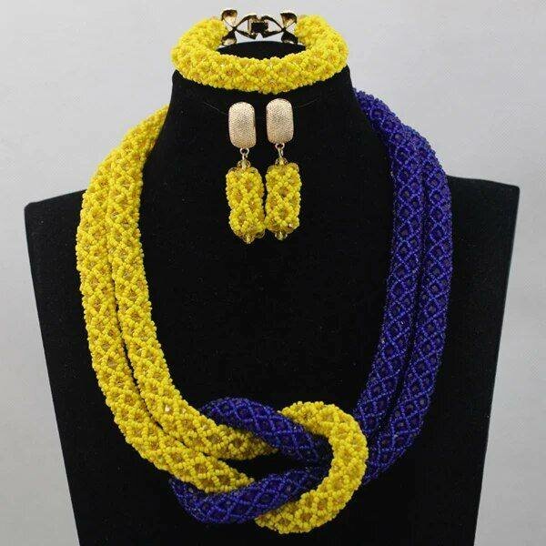 Lot de colliers et boucles élégants