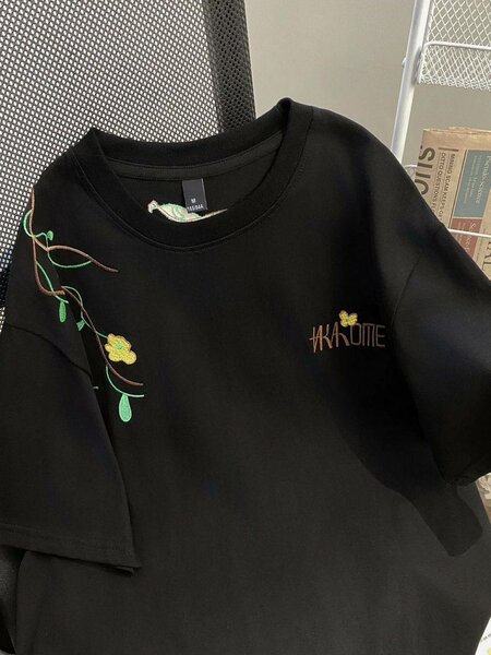 T-shirt noir motif floral