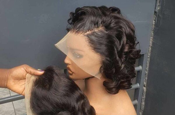 Perruque en dentelle ondulée