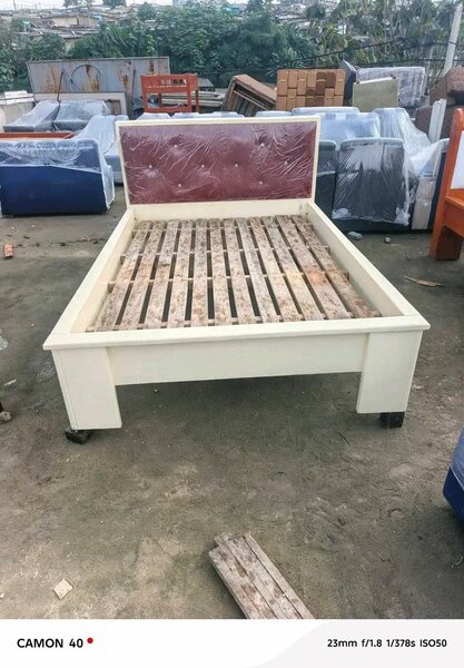 Lit simple en bois robuste