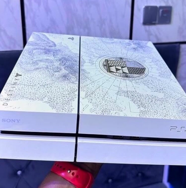 Playstation 4 pro, itb with two controllers 10 license games