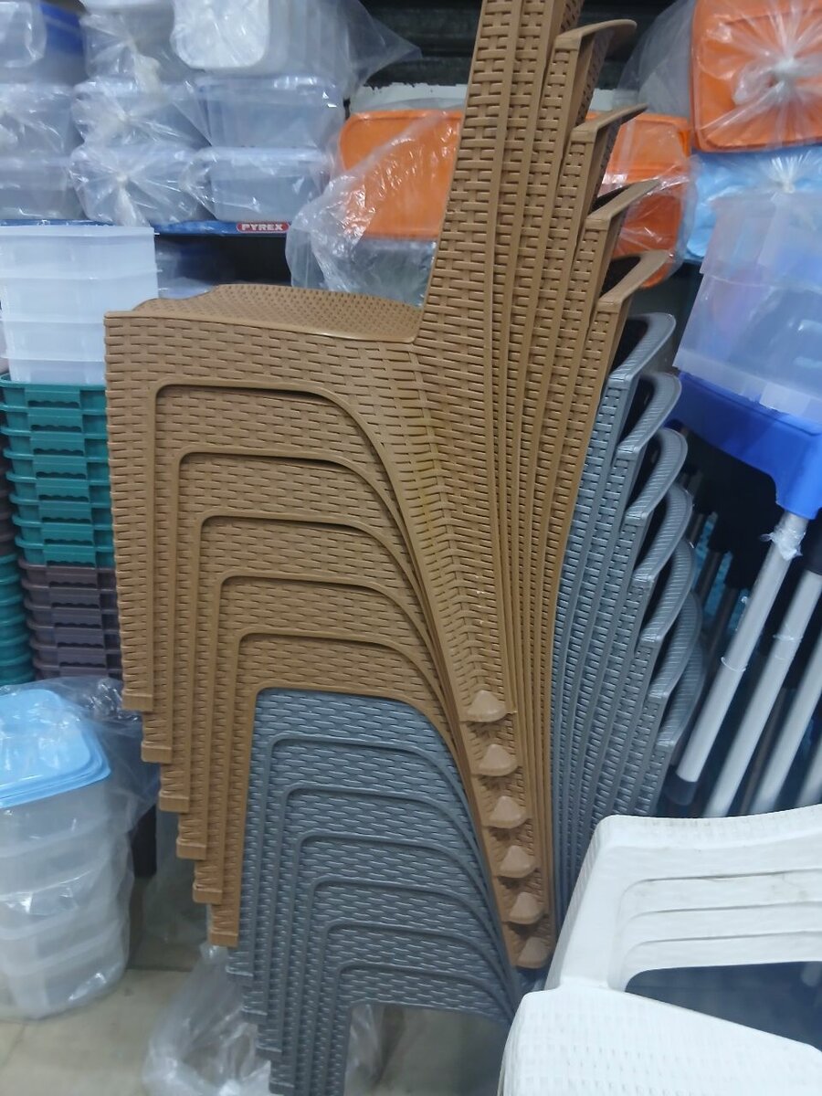 Chaise en plastique de très bo
