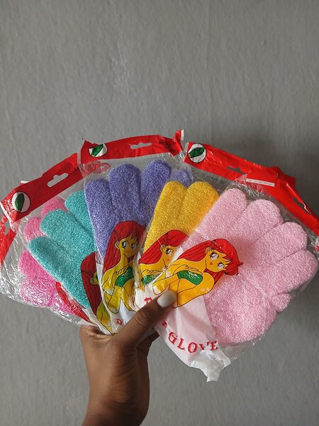 Gants exfoliants colorés pour le corps