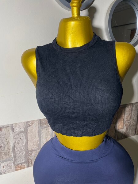 Top court noir sans manches