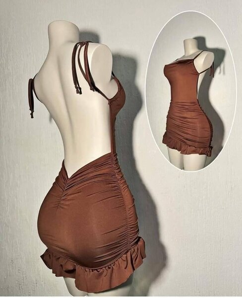 Robe moulante marron à volants