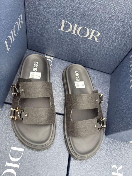 Sandales Dior élégantes