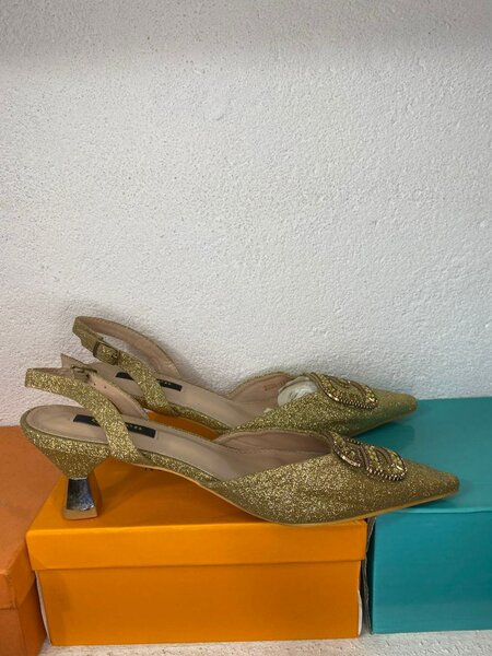 Escarpins dorés élégants