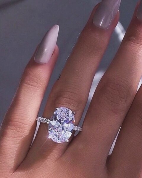 Bague élégante en diamant ovale