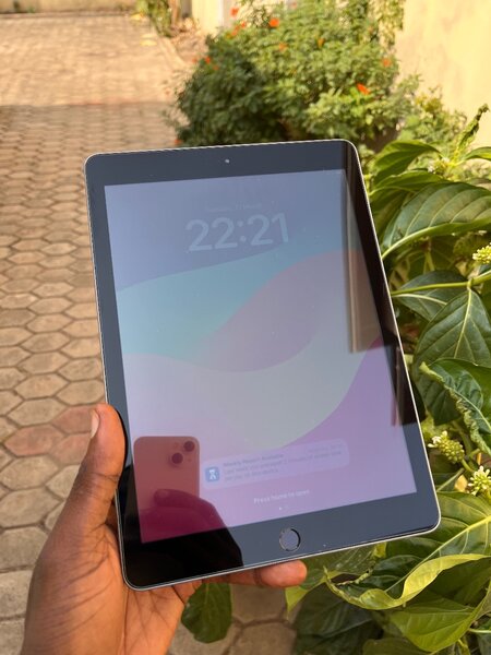 iPad 6th generation 32gb WiFi