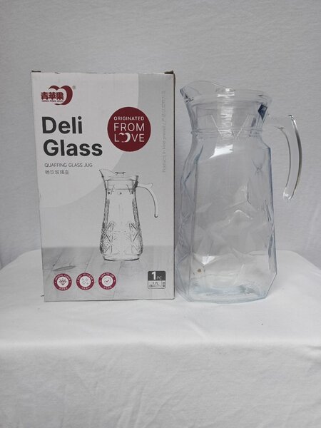 Carafe en verre transparent
