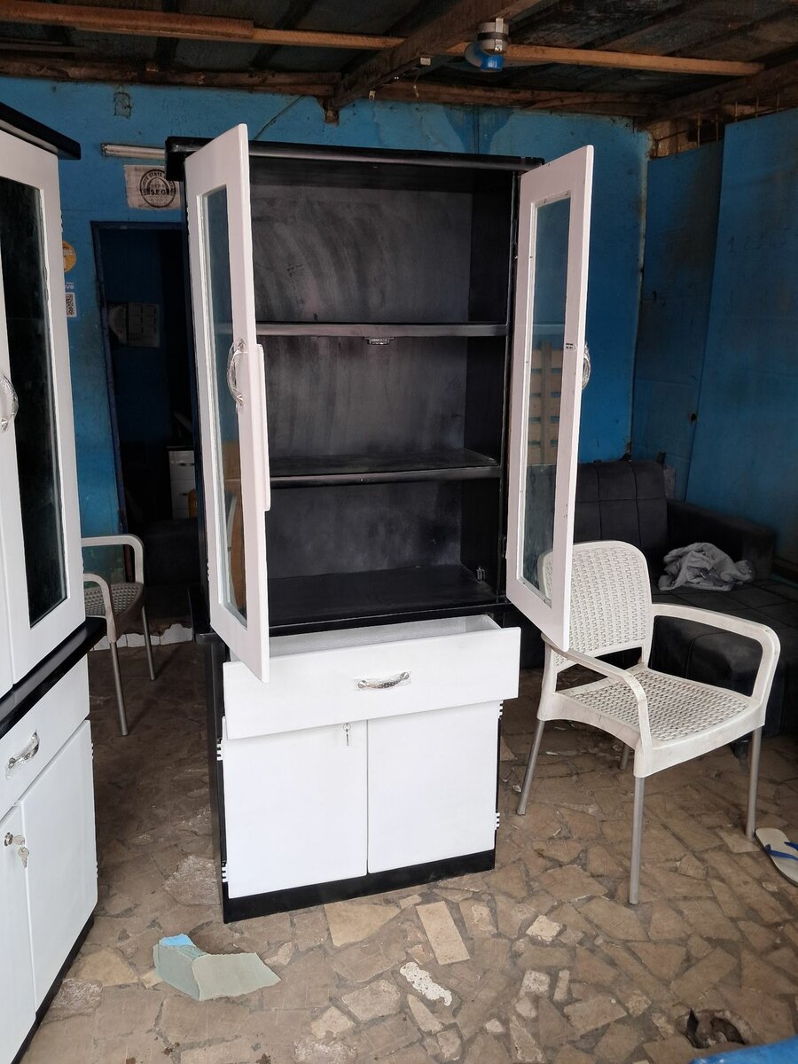 Argentier 2 portes disponibles