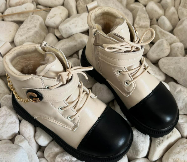 Эти сапоги созданы для активных прогулок в любую погоду! Снаружи водонепроницаемый материал, внутри мягкий утеплитель, который удерживает тепло даже в морозные дни❤️☑️