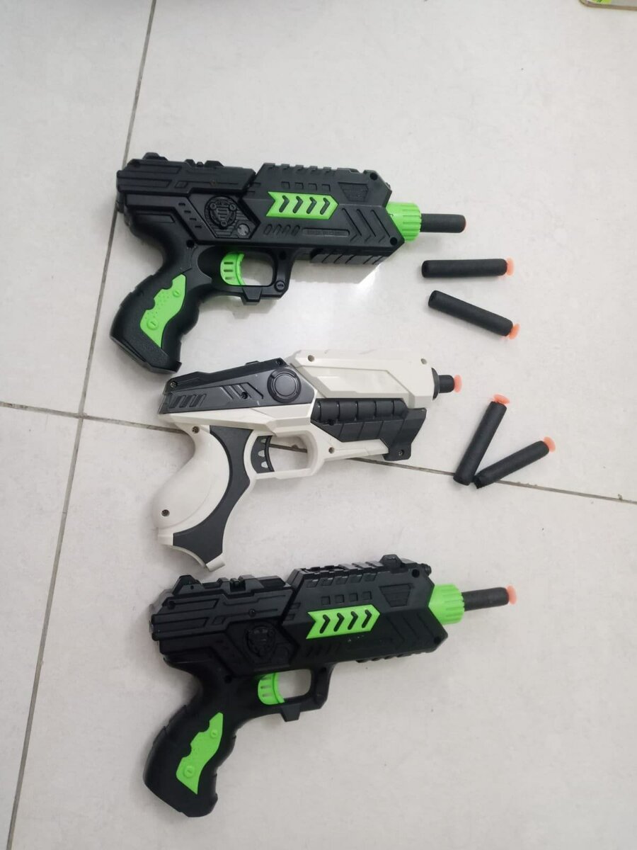 Wood cutting. Colour and number learning toy. Guns s