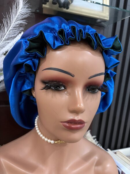 Bonnet en satin réversible